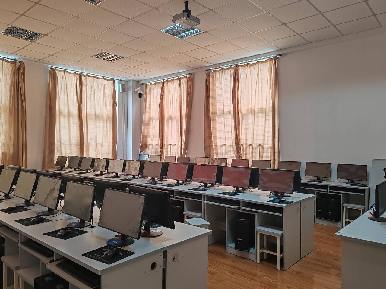 仿真实训室2.png 仿真实训室2.png