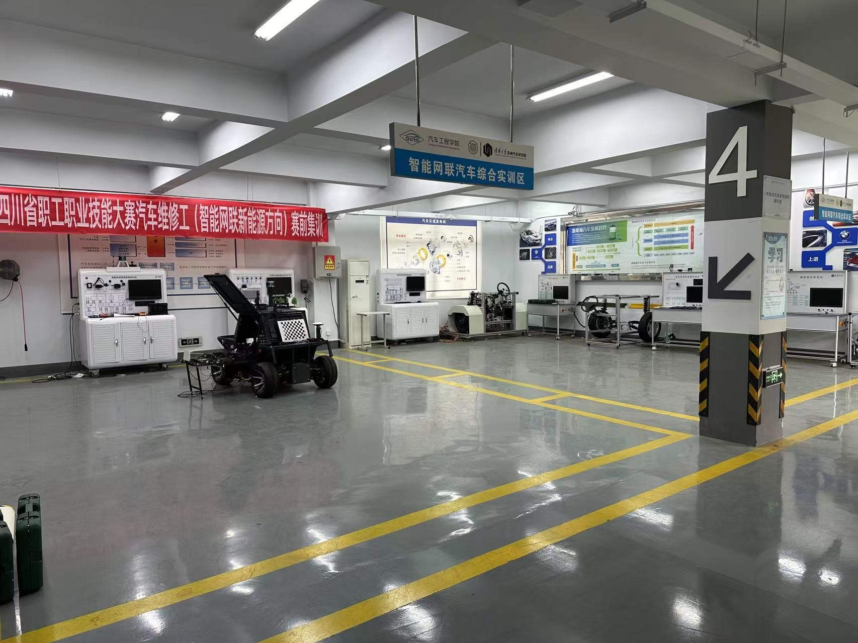 汽车智能技术实训室.jpg 汽车智能技术实训室.jpg